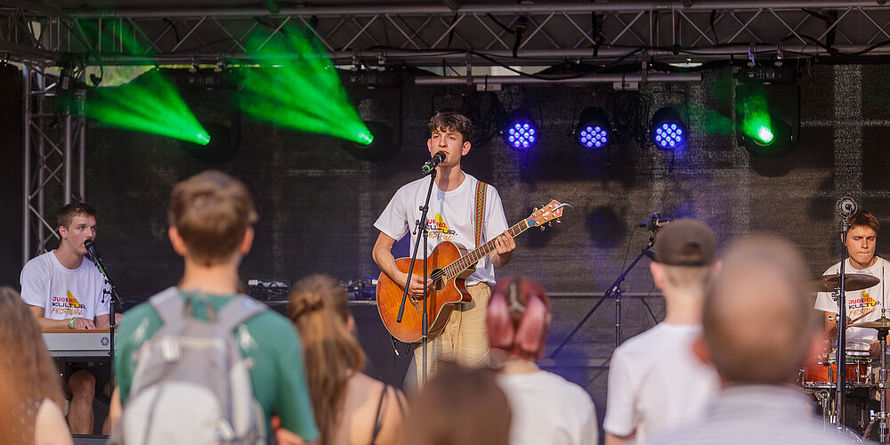 Am Festivalsamstag gehört die Bühne den jungen Künstlerinnen und Künstlern der Region.